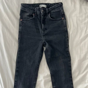 Svarta jeans från Gina tricot  - Snygga svarta jeans. De har en knapp och dragkedja framtill och är perfekta för en stilren look. Passformen är tight och de är tillverkade i ett stretchigt material för extra komfort. Inget tecken på användning. Priset kan diskuteras🤗