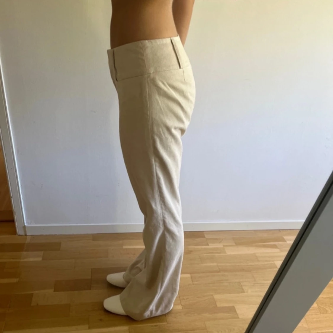 Creme vita mocka byxor, bootcut och lågmidjade  - 1