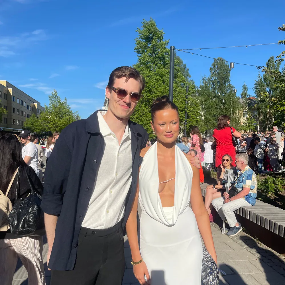 Säljer min balklänning!!! Snygg vit klänning med djup v-ringning och ärmlös design. Perfekt för sommarens festligheter. Klänningen har en elegant passform och är tillverkad i ett lätt material som ger en stilren look. PS jag använde helt fel trosor som syns 😑😂 så den är genomskinlig om man inte har trosor som är hudfärgade!! AS SNYGG iaf😍😍. Mekot.