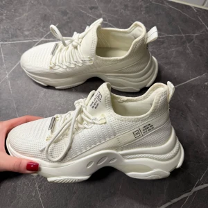 Steve madden sneakers  - Jättefina skor från Steve madden som tyvärr inte kommer till användning, används 5 gånger max så är i nyskick. Otroligt fina och bekväma. Storlek 40 men är mer som en 38,5/39a. 