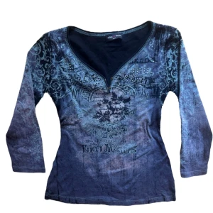 Blå y2k vintage långärmad topp från Skinny Minnie - Snygg blå långärmad topp från Skinny Minnie från USA med ett unikt tryck och v-ringad hals. Passar en S-M. 3/4 armar