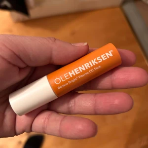Ole Henriksen Banana Bright Vitamin CC Stick - Säljer en Ole Henriksen Banana Bright Vitamin CC Stick i färgen Pumpkin. Perfekt för att ljusa upp och jämna ut hudtonen med en krämig konsistens. Kompakt och lätt att ta med i väskan. Ny ! 