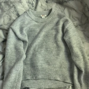 Grå stickad tröja från Gina Tricot - Mysig grå stickad tröja från Gina young. Som ny 💞
