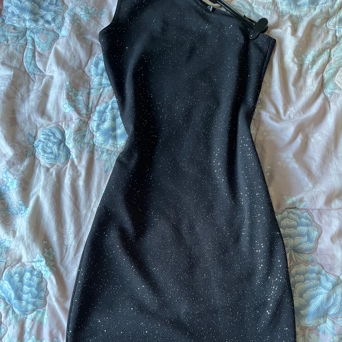 Svart glittrig klänning - 2