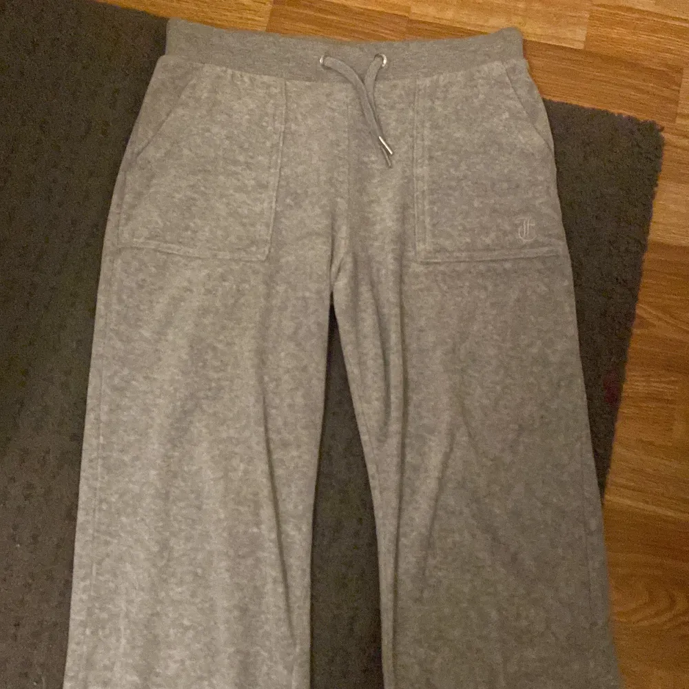 Gråa Juicy Couture byxor som passar korta ben, det är storlek 14/15 år . Farkut & Housut.