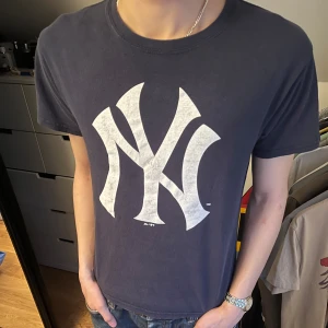 T-shirt med New York Yankees-logga - Säljer en soft yankees t-shirt. Lite slitet tryck men annars väldigt bra skick. Passar som en XS. 
