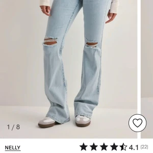 Ljusa jeans med slitningar - Snygga ljusblå jeans från Nelly med slitningar på knäna. Uppklippta, passar någon som är 160-165