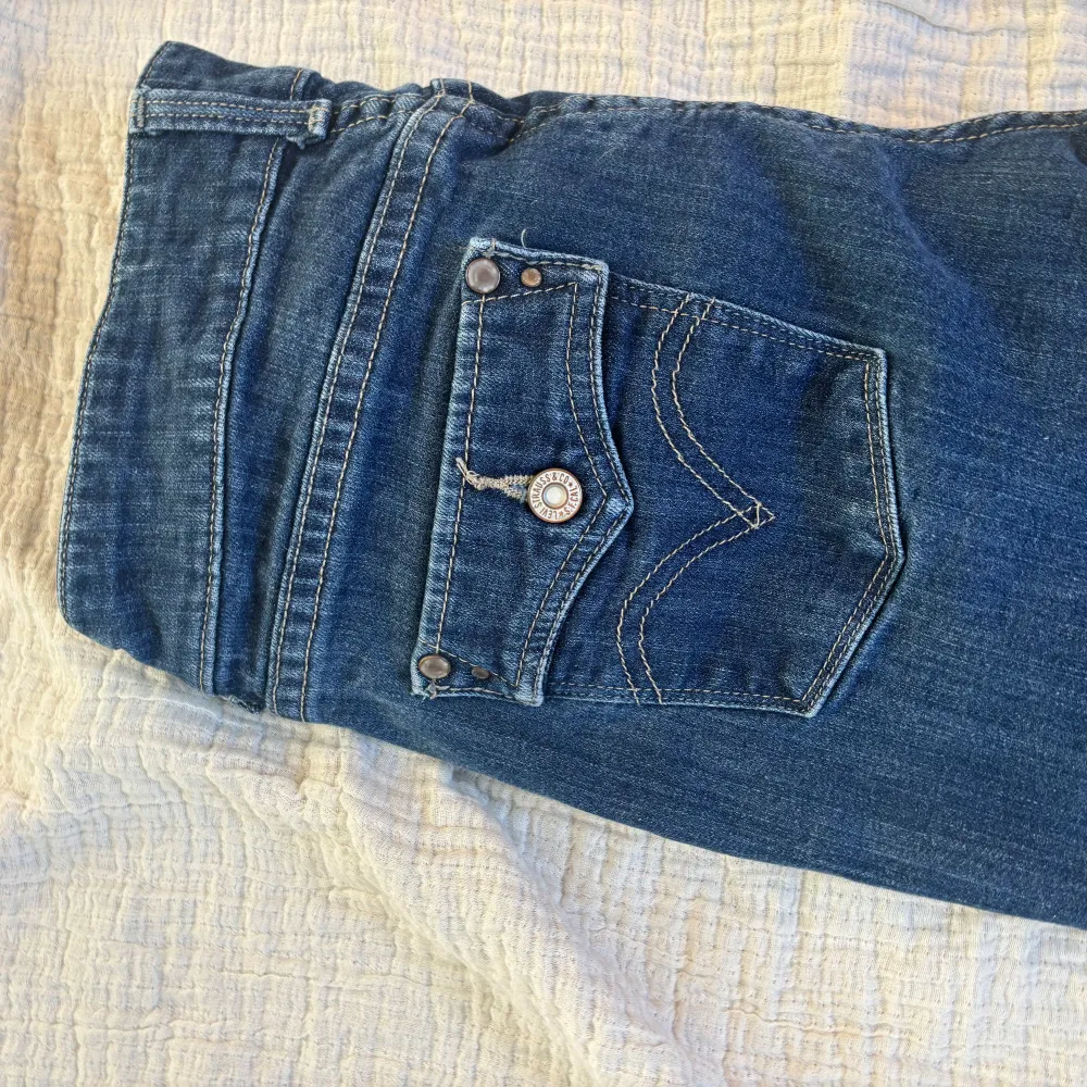 säljer super snygga levis jeans med modellen 526 Slender Boot, säljer då dem inte används längre. Jeansen är i bra skick och finns ingen tydlig användning av dem. Även fast fickdetaljerna finns så går det att ha mobil och andra saker i fickorna utan att knäppa upp knappen! passar mig i längden som är ungefär 167 men vet ej exakta storlek. skickar mer bilder om ni blir osäkra! Pris kan diskuteras 🩷. Farkut & Housut.