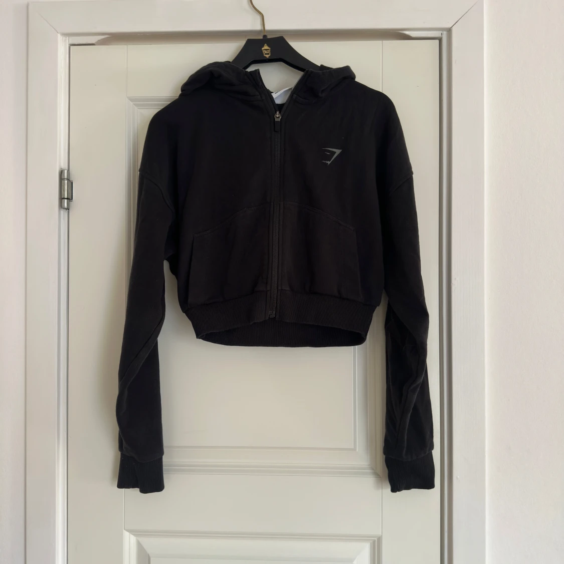 Svart croppad hoodie från Gymshark