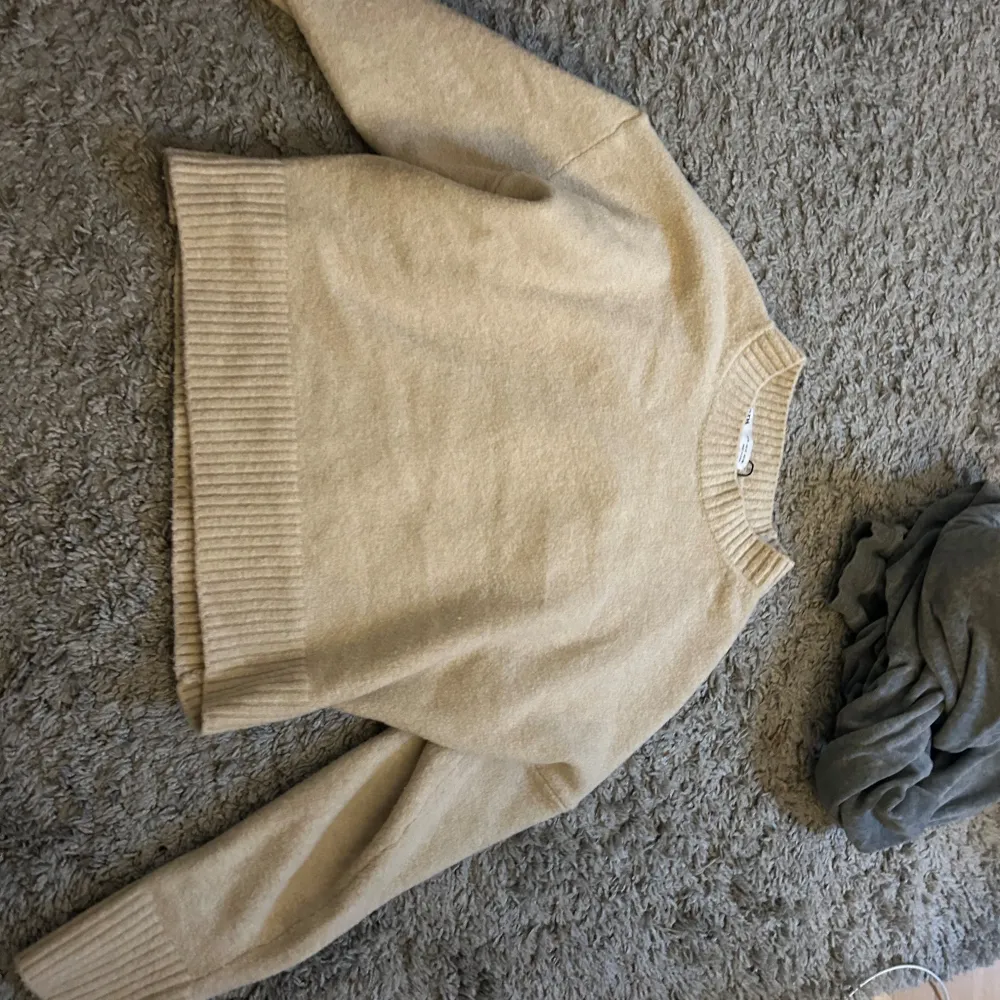 Beige stickad tröja från Zara oanvänd storlek S. Neuleet.