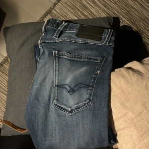 Blå jeans från Replay - Snygga blågrå jeans från Replay med klassisk femficksdesign och dragkedja. Inga defekter alls. Står W31 men passar snarare 30. Hör av dig vid minsta fundering! 