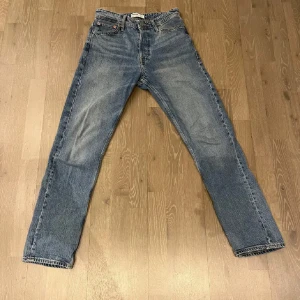 Blåa jeans - Säljer dessa fräscha jeans från Jack&Jones i modellen ”Chris” vilket är en modell som har loose/relaxed passform.  Jeansen är i bra skick och har inga defekter, skick 9/10 | Storlek W28 L32 | Vid frågor och funderingar är det bara att höra av sig!