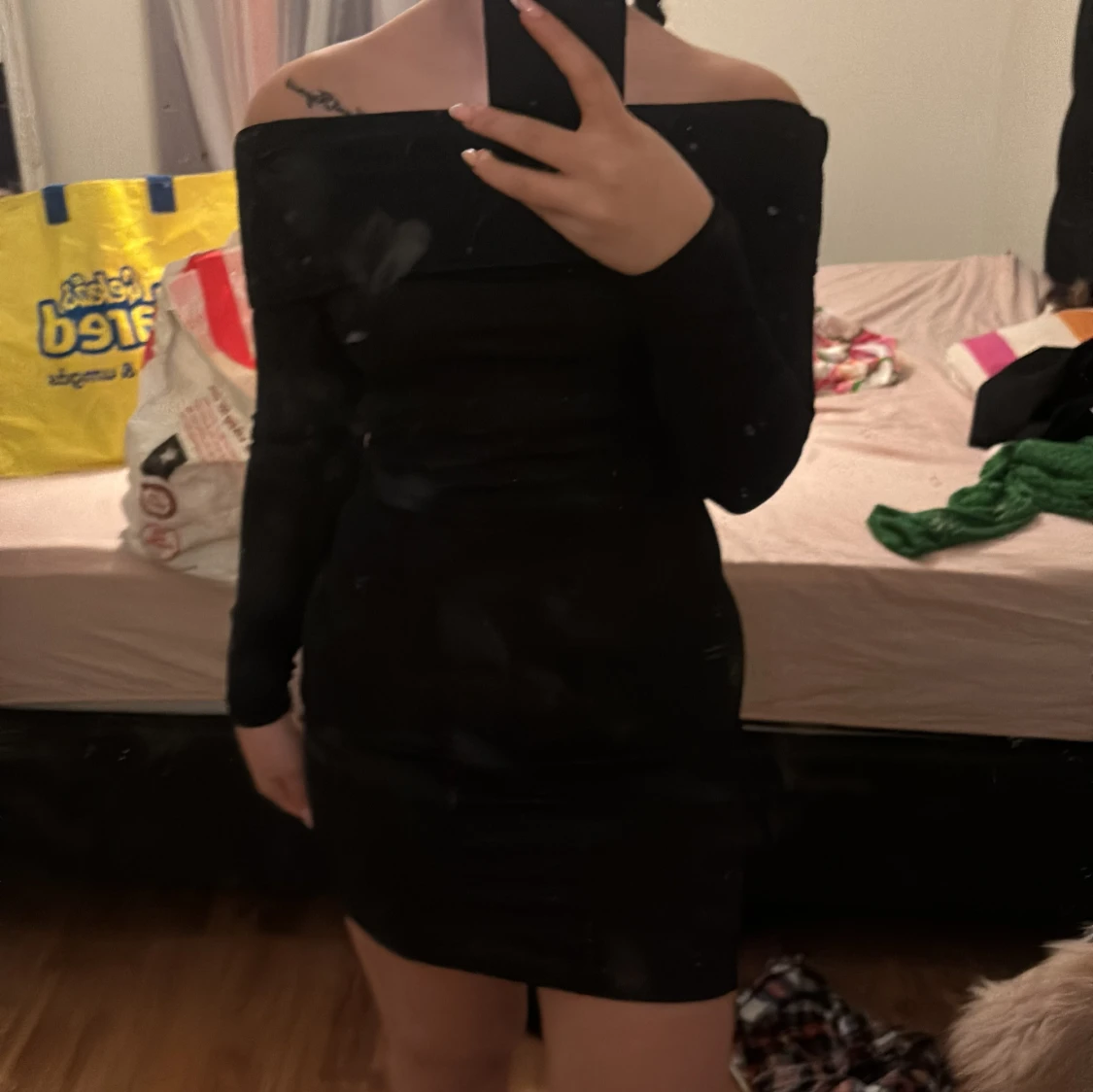 Svart glittrig klänning - 1