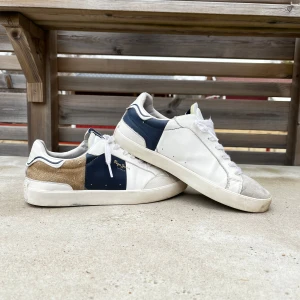 Pepe jeans skor - Säljer ett par nästan helt nya Pepe Jeans skor i storlek 41/40. Skick 9/10 använda få tal gånger. Pris kan diskuteras. Bara att skriva för eventuella frågor😃