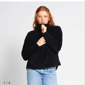 Fleece i 3 olika färger - Säljer 3 supermysiga fleece tröjor med dragkedja och hög krage. Finns i svart, vit och beige. Perfekt för lite kyliga dagar med sin fluffiga och varma design. Tröjorna har långa ärmar och en avslappnad passform.Vit och svart är i L.Den beiga i m.En för 80 alla 3 för 150