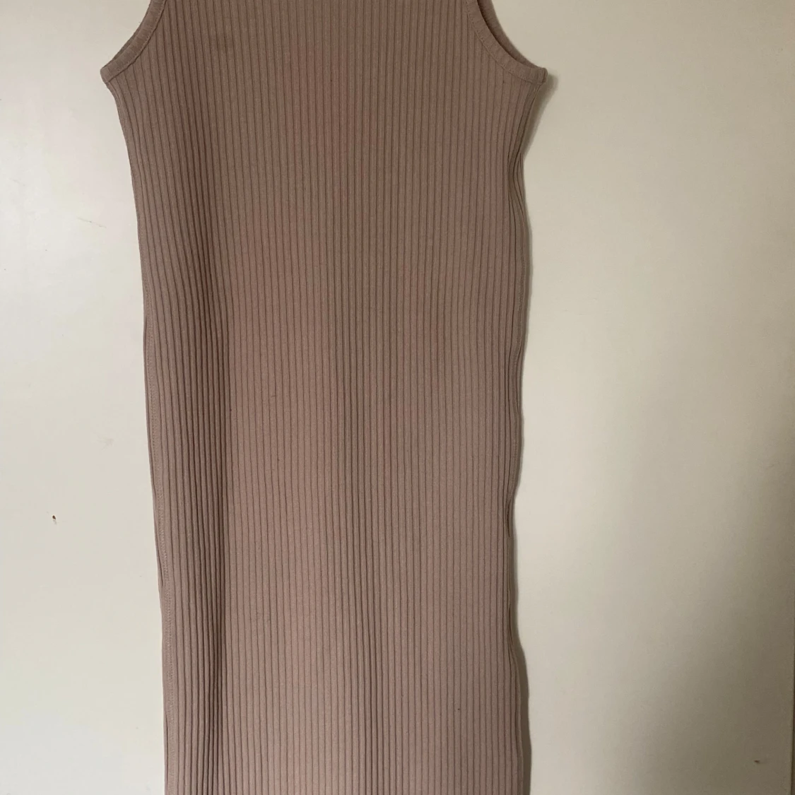 Beige ribbad klänning - 1