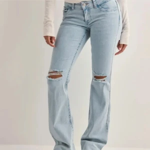 Ljusblå jeans med slitningar - Support snygga ljus blå jeans med slitningar från Nelly använd fåtals gånger 