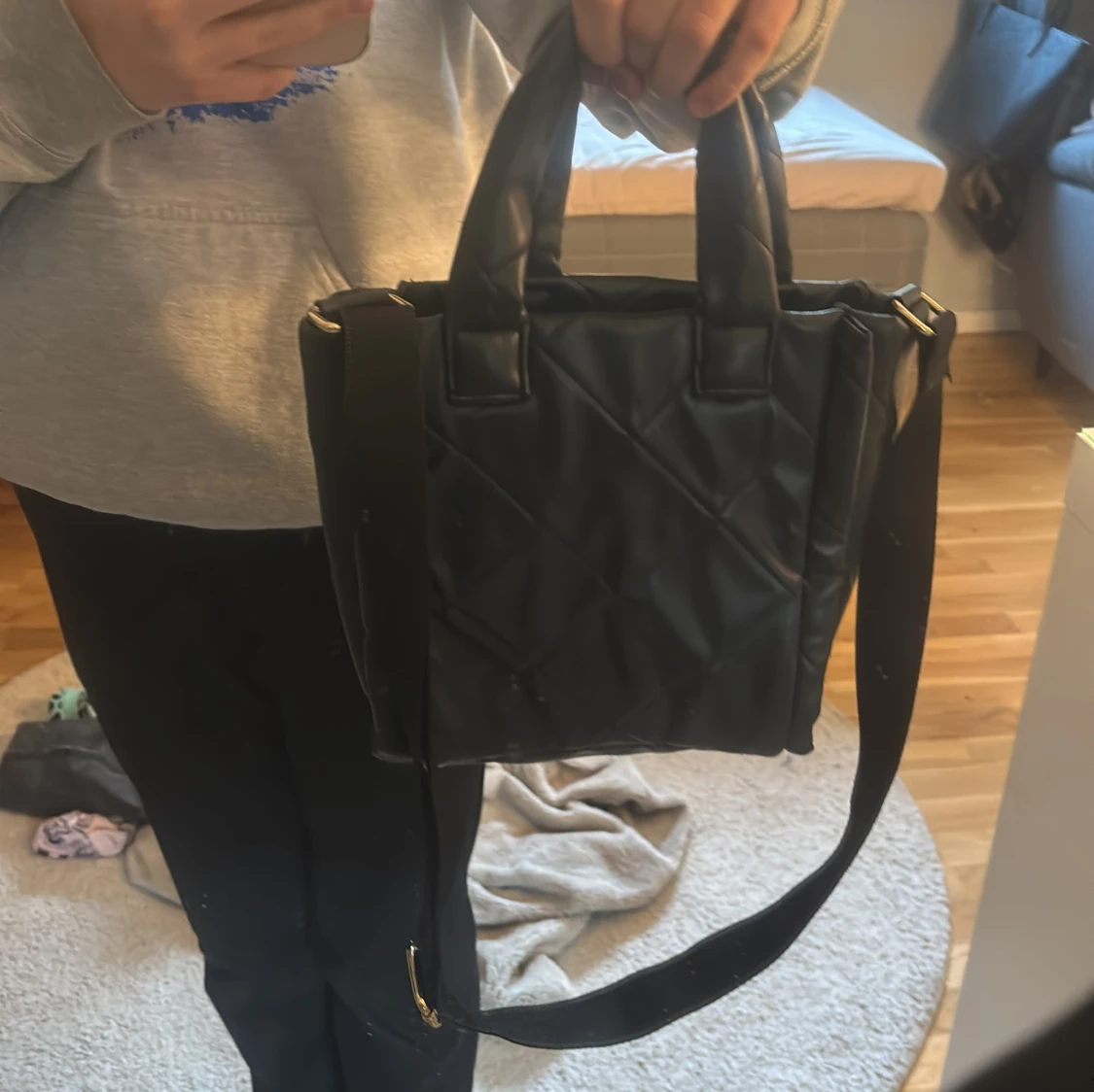 Svart quiltad axelväska från H&M Divided - 2