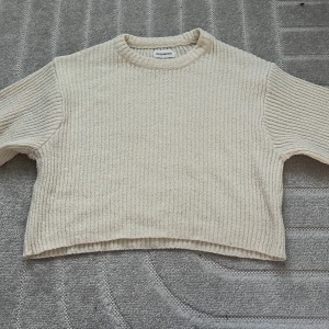 Beige ribbad tröja från Even&Odd - Säljer en snygg beige ribbad tröja från Even&Odd. Tröjan har en croppad passform och långa ärmar. Perfekt för både höst och vår! Jag säljer för att den inte kommer till användning. Den är knappt använd (max tre gånger)