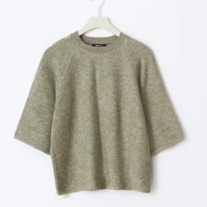 Gina stickad tröja  - Så fin färg!! Endast använd en gång🤍🤍Lite oversize i modellen!