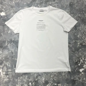 Dondup T-shirt Intressekoll  - Intressekoll på denna dondup T-shirten i storlek M. Fint skick utan fläckar eller hål. 