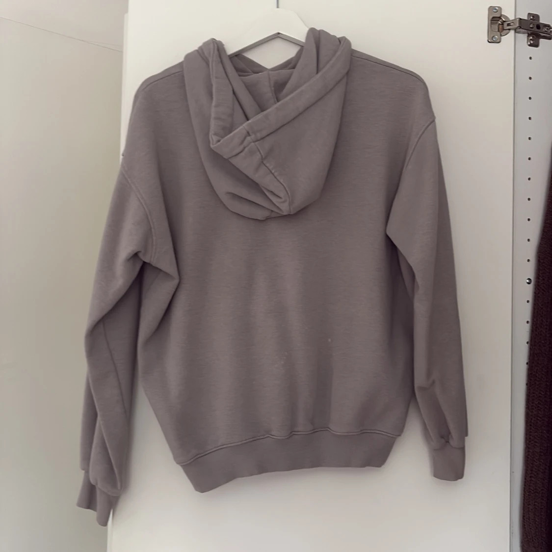 Grå hoodie från H&M - 1