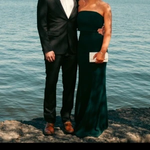 Grön balklänning - Säljer min fina balklänning! Endast använd 1 gång, därav som ny. Jag är 163cm lång och den går enda ner till marken även med klackar. Köpt på Zalando för 1150kr!💚