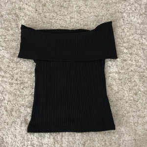 Svart ribbad offshoulder topp från Gina Tricot - Svart offshoulder topp från Gina Tricot.