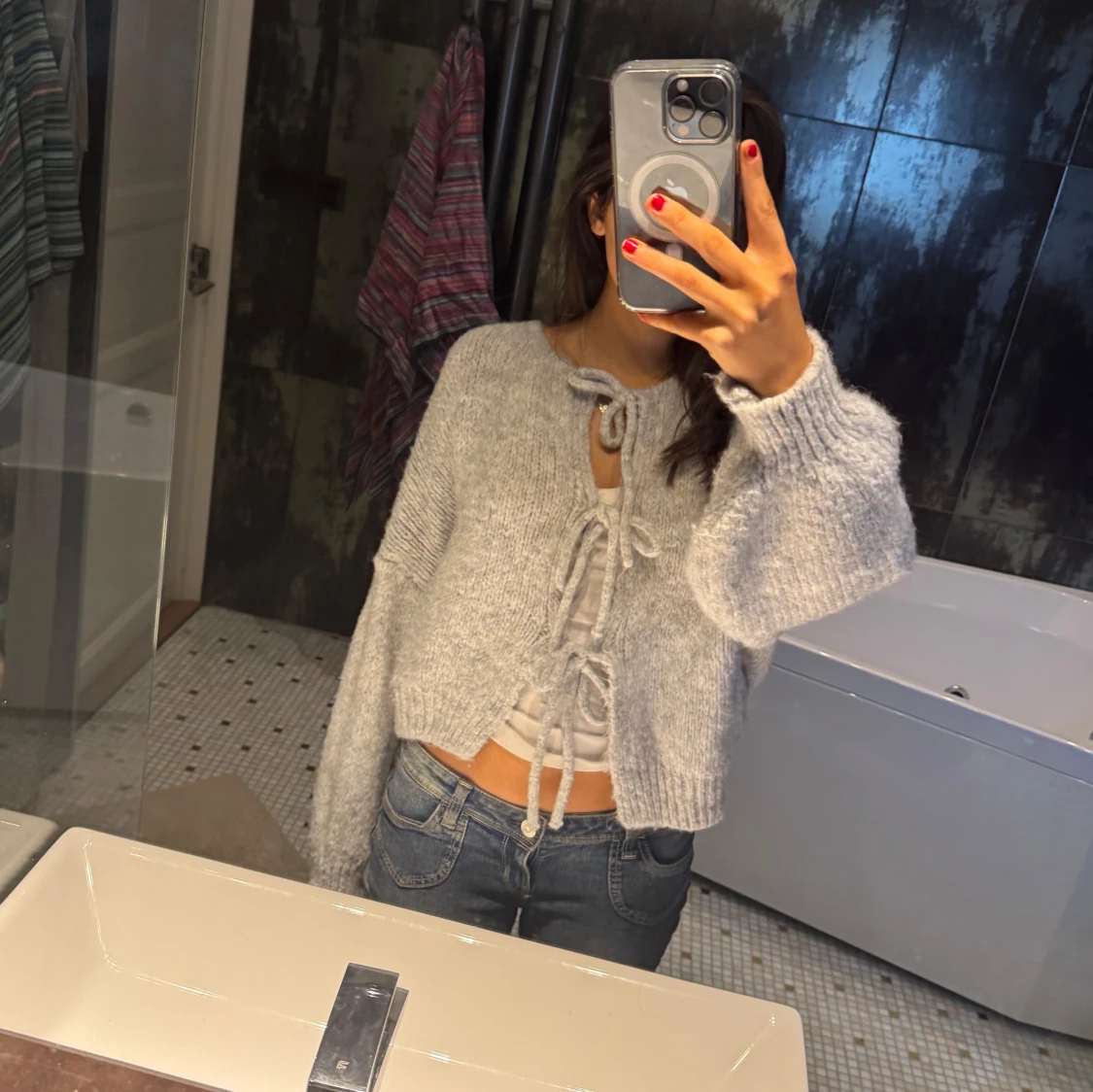 Grå stickad kofta med knytning