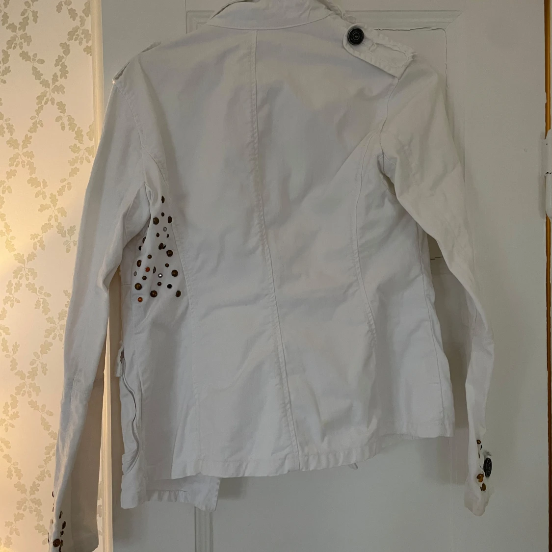 Vit jacka med nitar och patchar - 4