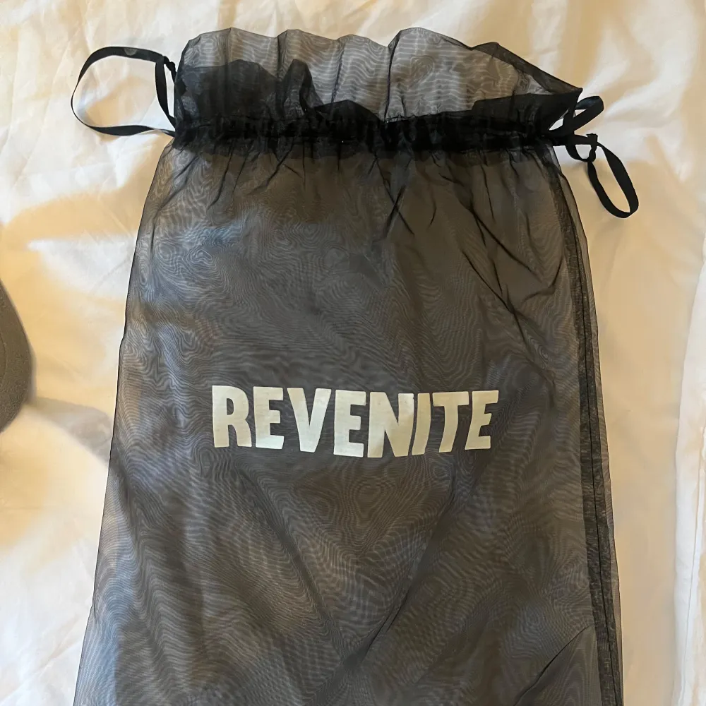 Snygg keps från Revenite. Pris kan diskuteras . Asusteet.