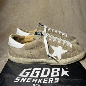 Golden goose superstar  - PRISET ÄR INTE PRUTBART. Snygga Golden goose skor, fint skick | Storleken är 41, vid osäkerhet kan jag fixa innermått | Dustbag ingår | Hör av er vid frågor!