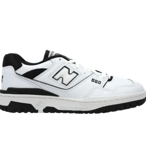 Vita sneakers från New Balance - Säljer ett par vita New Balance sneakers med svarta detaljer. 