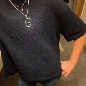 stickad t-shirt  - Säljer en stilren mörkblå stickad tshirt med korta ärmar. sista bilden är min. som ny