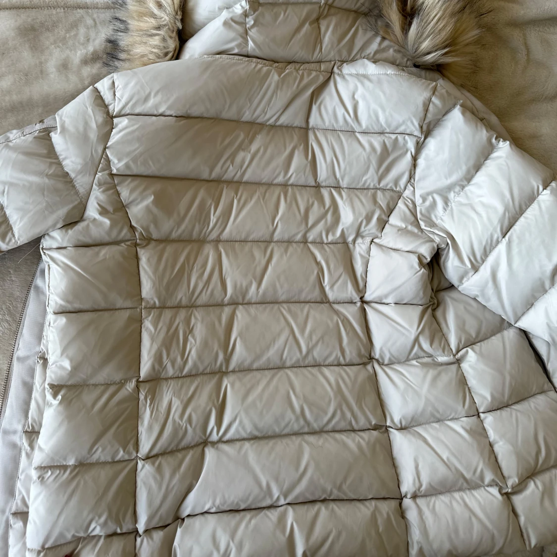 beige dunjacka med pälsdetaljer från bubbleroom - 2