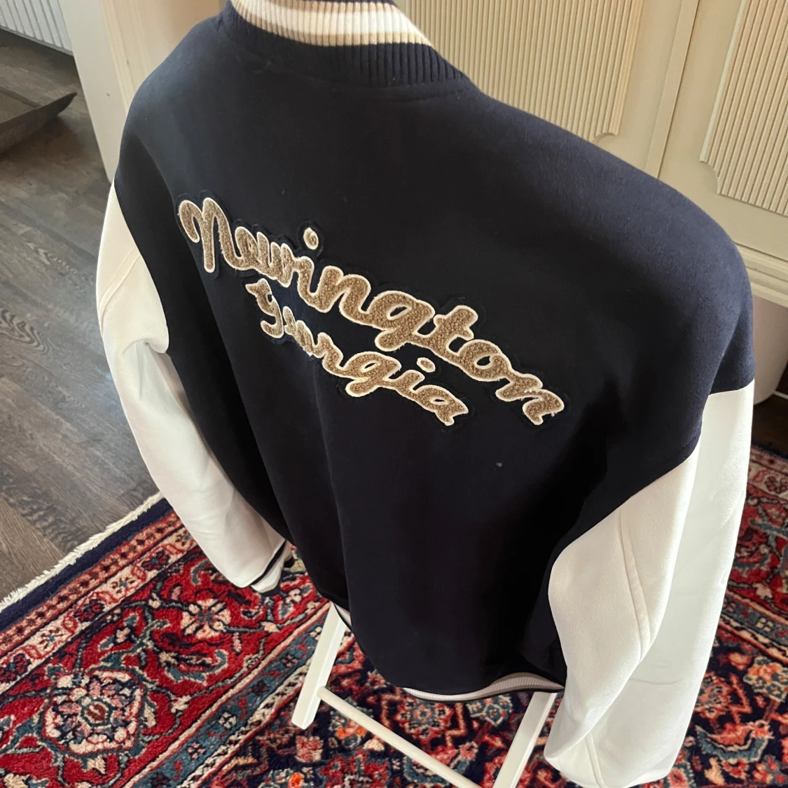 Svart och vit bomberjacka med bokstavsdetalj - 3