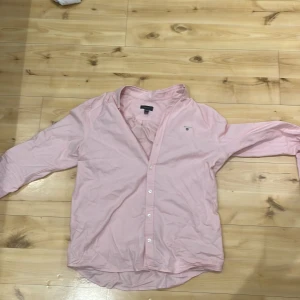 Ljusrosa skjorta från GANT - Säljer en stilren ljusrosa skjorta från GANT med broderad logga på bröstet. Skjortan har långa ärmar och knappar framtill. Perfekt för en klassisk och avslappnad look. Är glad att få prisförslag 👍👍