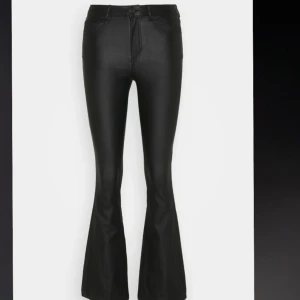 Skinnbyxor - Super snygga skinnbyxor som är i bootcut💕 De är i storlek S men passar mig som har storlek Xs💕Köpt för 530 säljer för 250kr💕