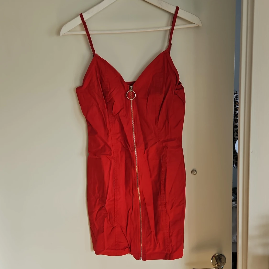 Röd klänning med dragkedja - 1