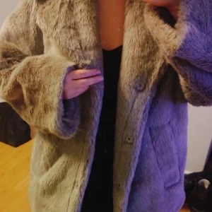 Beige pälsjacka från Weekday - Säljer en snygg beige pälsjacka från Weekday. Jackan har en mjuk och fluffig yta med långa ärmar och en klassisk krage. Perfekt för att hålla sig varm och stilren under kyliga dagar. 🧥✨finns vatten fläckar på fodret inuti, se bild 