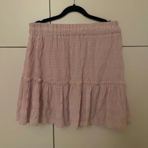 Volang kjol - Färgen motsvarar andra bilden. Fin kjol, aldrig använd