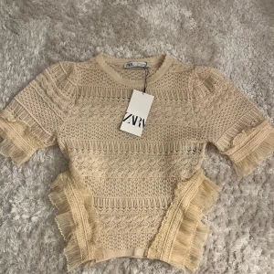 Beige spetsblus  - Säljer en beige spetsblus från Zara med vackra volangdetaljer på ärmar och sidor. Aldrig använt då den inte passade. Den är köpt i Portugal.💕