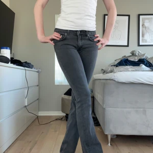 Grå jeans från 157 - Snygga grå jeans från lager 157 med låg midja och bootcut-stil. Perfekta för en avslappnad look. De har en klassisk design med fem fickor och knappgylf. De är full length i storlek S.  🩷