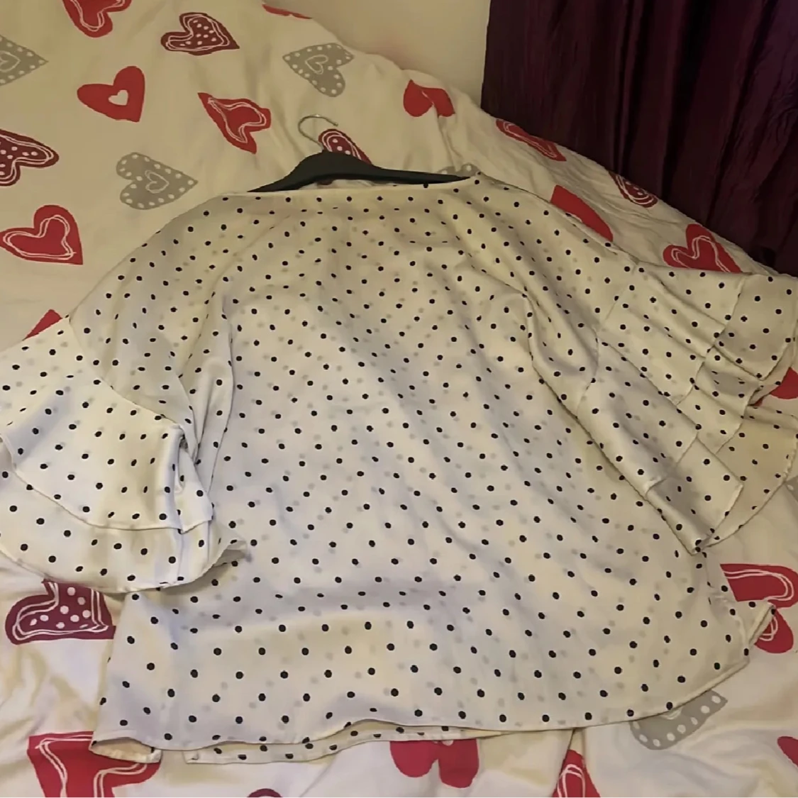 svarta prickiga blusar