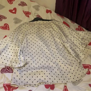 svarta prickiga blusar  - Blusen är både stilren och bekväm. Materialet är lätt och luftigt, vilket gör den skön att bära. Lappen står inte bak men den är från LINDEX. Hör av dig vid intresse😆