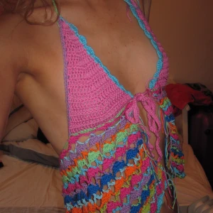Unik virkad sommar topp - Min Instagram: Vaajking. Säljer denna unika och färgglad virkad topp med knytning fram som jag har skapat själv. Alla överblivna trådar är avklippta!  Toppen är från storlek s-L eftersom den går att knyta. Kupan är A-B. Skriv till mig om du har frågor! 