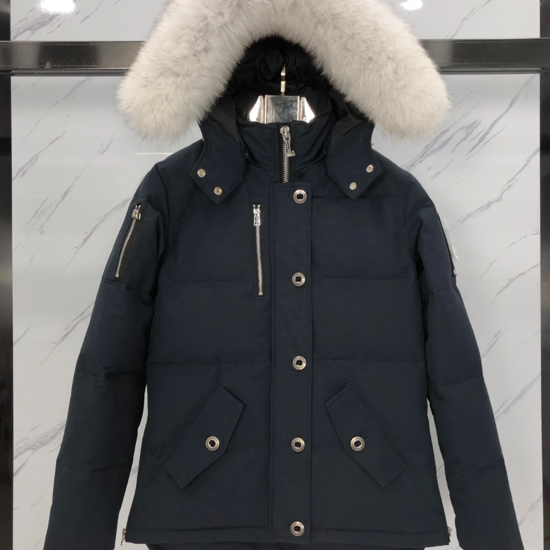 Svart dunjacka med pälsdetalj