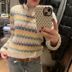 Flerfärgad stickad tröja - Säljer en supermysig stickad tröja med flerfärgat mönster! Köpt här på plick för 250ish men säljer då det inte längre är min stil. Passar s-m, blandning av bomull och polyester