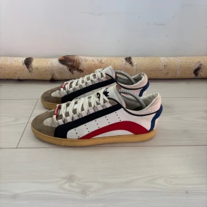 Dsquared2 skor - Dsquared2 skor i 7/10 skick || Inga större defekter || Strl 43 men passar 43-44 || Nypris ligger på 5000kr || Pris ej hugget i sten