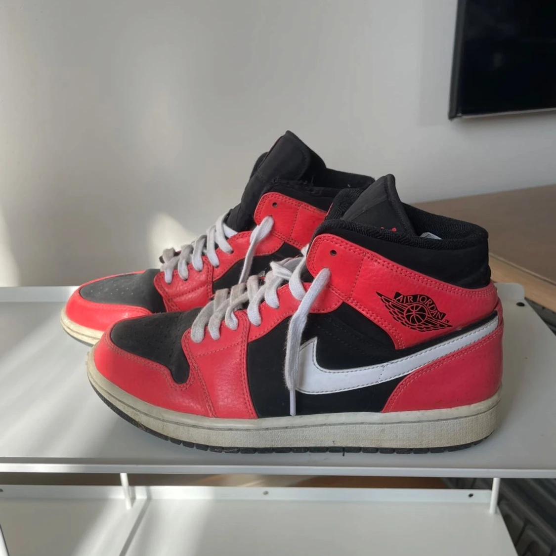 Nike Air Jordans i rött och svart